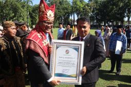 Di Momen 80 Tahun Deli Serdang dan Bhayangkara, Bupati hadiahkan Fery Kusnadi penghargaan