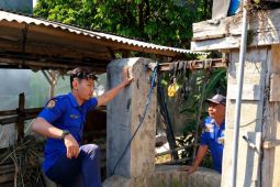 Damkar Kabupaten Kediri evakuasi sapi tercebur di sumur