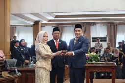 Ketua DPRD Banjarbaru terima palu sidang usai dilantik