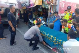 Lansia pejalan kaki tertemper commuterline di jalur Cilebut-Bogor