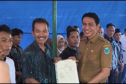 Pemkab Batang Hari serahkan sebanyak 500 sertifikat kepada masyarakat desa Bungku