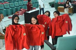 Unhas bagikan 10.000 jas almamater gratis untuk mahasiswa baru