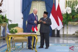 Prabowo kaget diberi pulpen oleh Presiden Belarus usai isi buku tamu