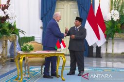 Presiden Prabowo kaget diberi pulpen oleh Presiden Belarus usai isi buku tamu