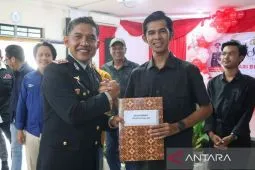 Kapolres HST beri penghargaan kepada wartawan di momen Hari Bhayangkara ke-80