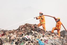 30 personel Manggala Agni bantu pemadaman di TPA Jatiwaringin