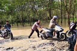 Personel Polsek Bosar Maligas bantu warga terdampak banjir