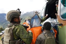 Personel Koops TNI Habena evakuasi jenazah pilot AS ke Timika