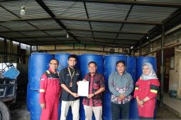 Terima 80 Drum Plastik dari SKK Migas PetroChina, Kadis DLH Tanjabbar: Sangat Bermanfaat Atasi Sampah