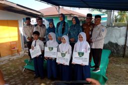 Pemkab Belitung-Baznas salurkan bantuan uang tunai bagi siswa kurang mampu