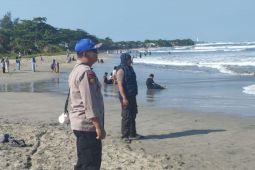 Satpolairud tingkatkan patroli keselamatan bagi wisatawan pantai di Garut