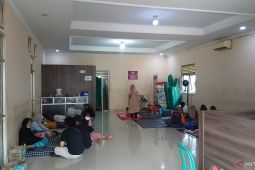 28 warga terdampak kebakaran TPA Jatiwaringin bertahan di pengungsian