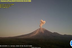 Semeru alami erupsi dengan tinggi letusan hingga 1 Km di atas puncak