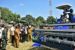 Sumedang perkuat produktivitas pertanian lewat penyaluran alat mesin pertanian
