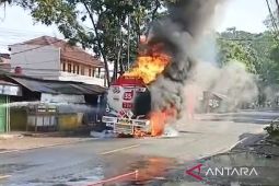 Polisi tutup jalur Sukabumi-Cianjur karena kebakaran truk tangki