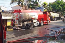 Damkar Cianjur terjunkan 30 personel atasi kebakaran truk tangki BBM