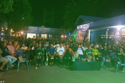 Sejumlah anggota DPRD dan ratusan warga antusias nobar ANTARA di Aekkanopan