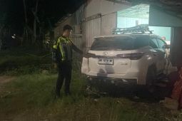 Kecelakaan mobil di Batang Hari menabrak satu rumah warga