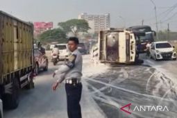 Truk trailer terguling saat melintasi jalan bergelombang di Karawang