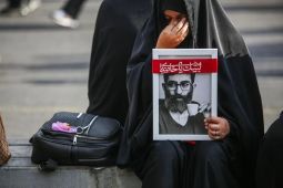 Lautan massa hadiri prosesi pemakaman Ali Khamenei di Teheran