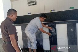 Telantarkan anak, seorang ayah dihukum bersihkan masjid