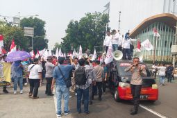 Massa pendukung MBG alihkan aksi ke Kantor BGN