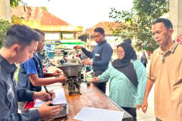 Dinas Koperasi Tabalong tera ulang timbangan di Pasar Tanjung