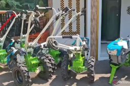 Sumedang salurkan 16 traktor untuk tingkatkan produksi pangan