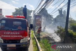 Damkar Cianjur turunkan satu mobil untuk padamkan kebakaran lahan kosong