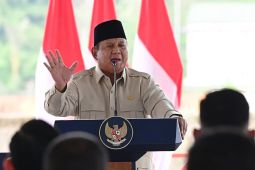 Prabowo urges self-improvement from bureaucrats in fulfilling duties
