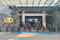 Personel Brimob bersenjata berjaga jelang jumpa pers di Polda Metro Jaya