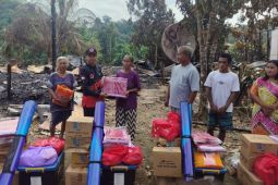 Pemkab Gumas serahkan bantuan logistik korban kebakaran di Tumbang Lapan