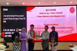 Dua dosen Unnes ajarkan Bahasa Indonesia di China