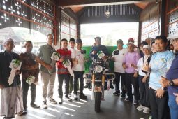 Pemkot Pontianak serahkan 17 kendaraan roda tiga pengangkut sampah