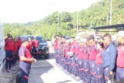 Bakamla bersihkan sampah objek wisata pantai Pulau Lihaga, Minut