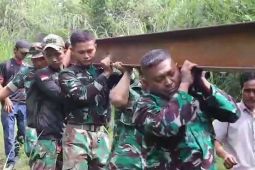 TNI bangun jembatan bailey gantung di Gayo Lues