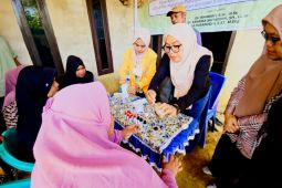 Tim PKM latih petani Muna Barat suling modern nilam guna dongkrak produksi
