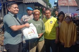 Polsek Banjarmasin Utara salurkan bantuan korban kebakaran Alalak