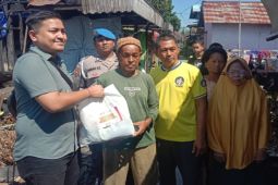 Polsek Banjarmasin Utara salurkan bantuan korban kebakaran Alalak Tengah
