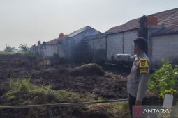 Damkar Bekasi kerahkan dua armada padamkan kebakaran alang-alang