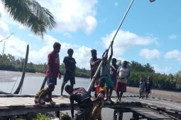 10 kampung di Distrik Jita, Mimika dipasangi lampu jalan tenaga surya