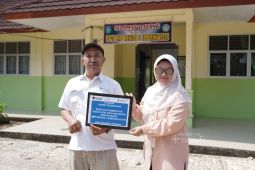 PT Timah bantu air bersih SMPN 3 Simpang Katis