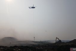 Heli pengebom air disetop seiring padamnya TPA Jatiwaringin
