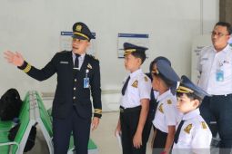 Tiga anak rasakan pengalaman  jadi petugas KAI di Stasiun Medan