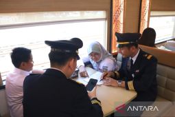 Sehari jadi petugas kereta, anak-anak belajar melayani penumpang