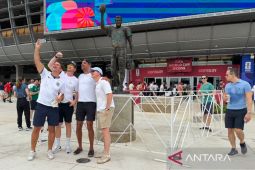 Patung Dan Marino jadi objek foto populer di Stadion Miami
