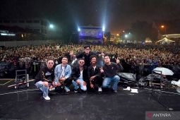 Di tengah hujan, 10 ribu pengunjung PRSU nikmati penampilan Raim Laode