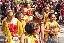 Sukarelawan Belgia tampilkan tari Lengger Bule di Festival dan Grebeg Suran Baturraden
