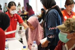 Siloam Hospitals gelar operasi katarak gratis bagi warga Surabaya