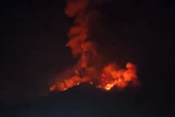 Pos PGA: Letusan Gunung Karangetang di Siau lontarkan meterial pijar